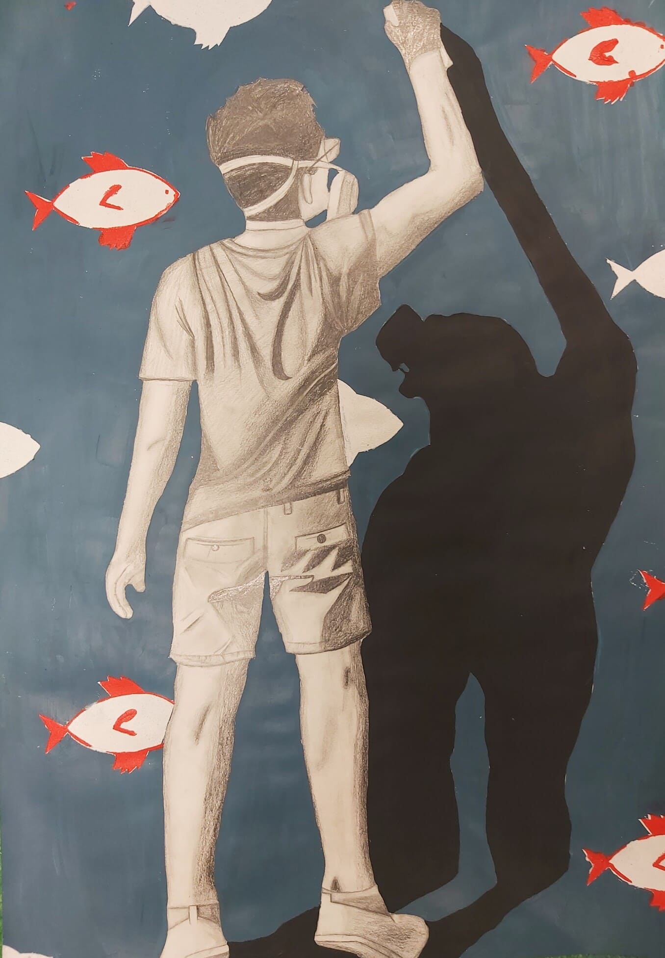 Tumehallil akrüülidega maalitud taustal on stencil tehnikas valged punaste sabade-uimeega kalad ja kõige ees suurelt grafiitjoonistusena stenclit tegeva poisi figuur