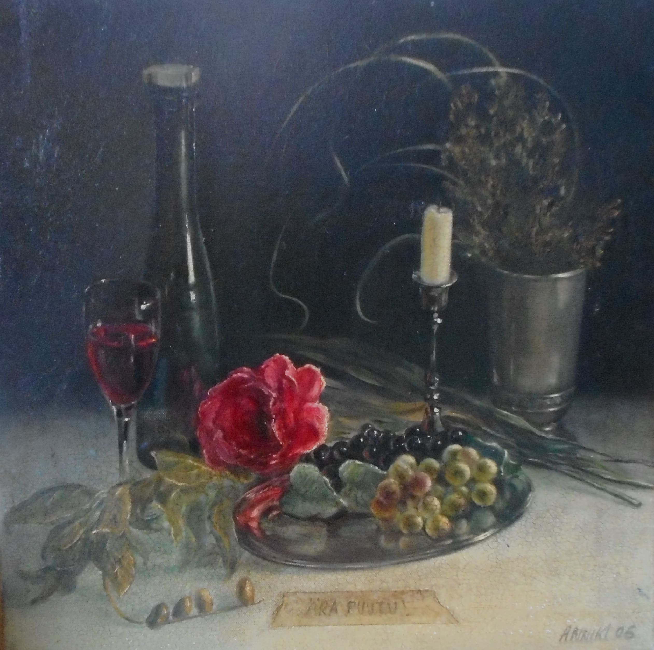 Tumedal taustal natüürmort pokaali punase veini ja viinamarjadega