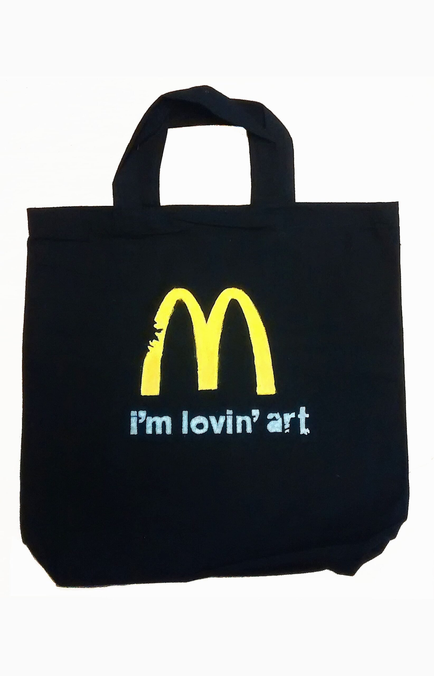Mc Donaldsi logost ja sloganist inspireeritud disain mustal poekotil