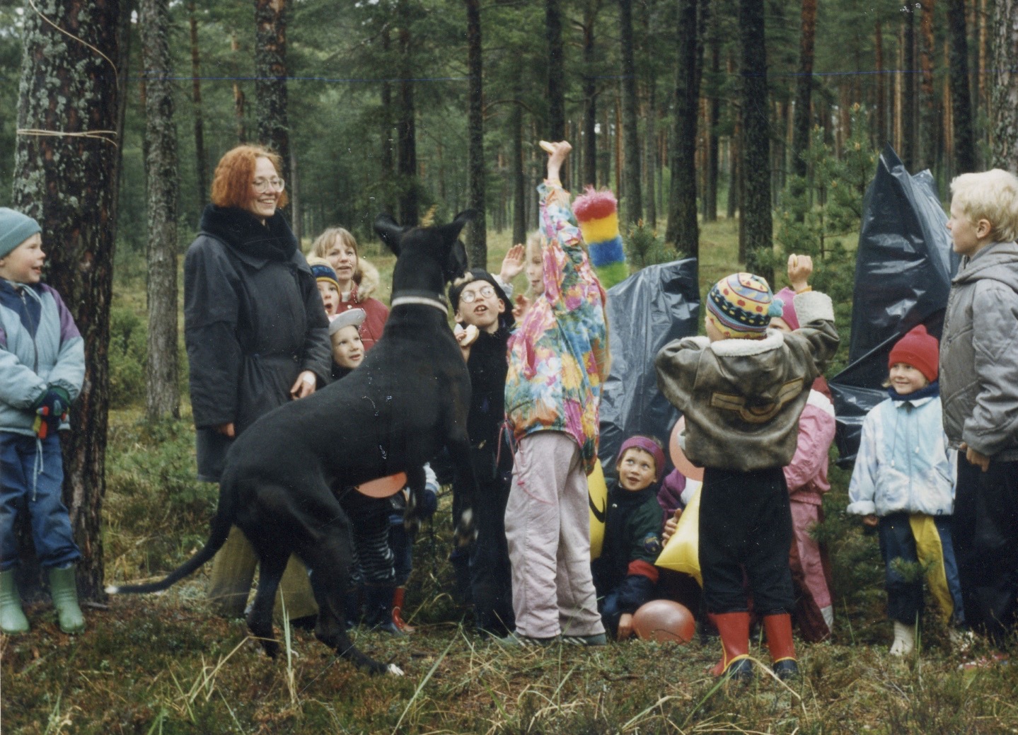 Sally õpilastega metsasündmusel, 1994