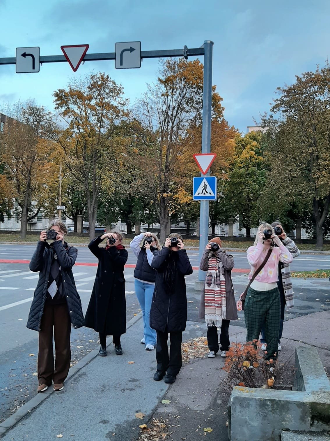 Foto kujutab gruppi noori, kes pildistavad Pärnu mnt ääres