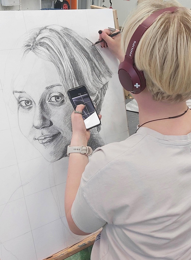 Marta joonistab autoportreed