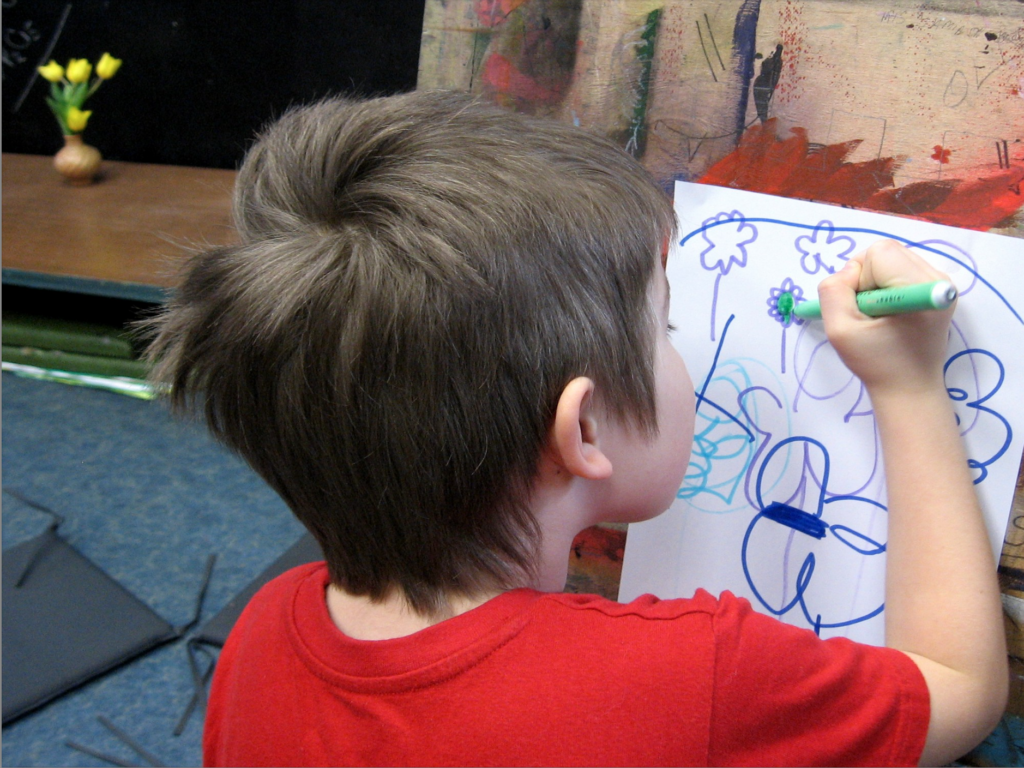 Poiss joonistab lilli