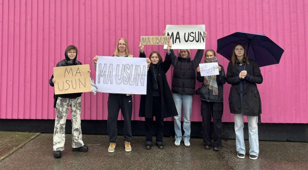 Noored siltidega MA USUN Kunstihoone roosa paviljoni ees