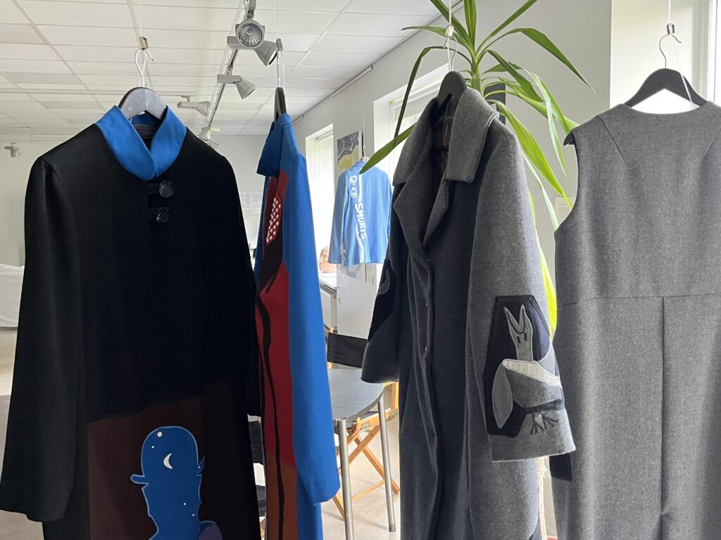 Neli rippuvad aplikatsioonidega kunstiajaloost inspireeritud kleiti