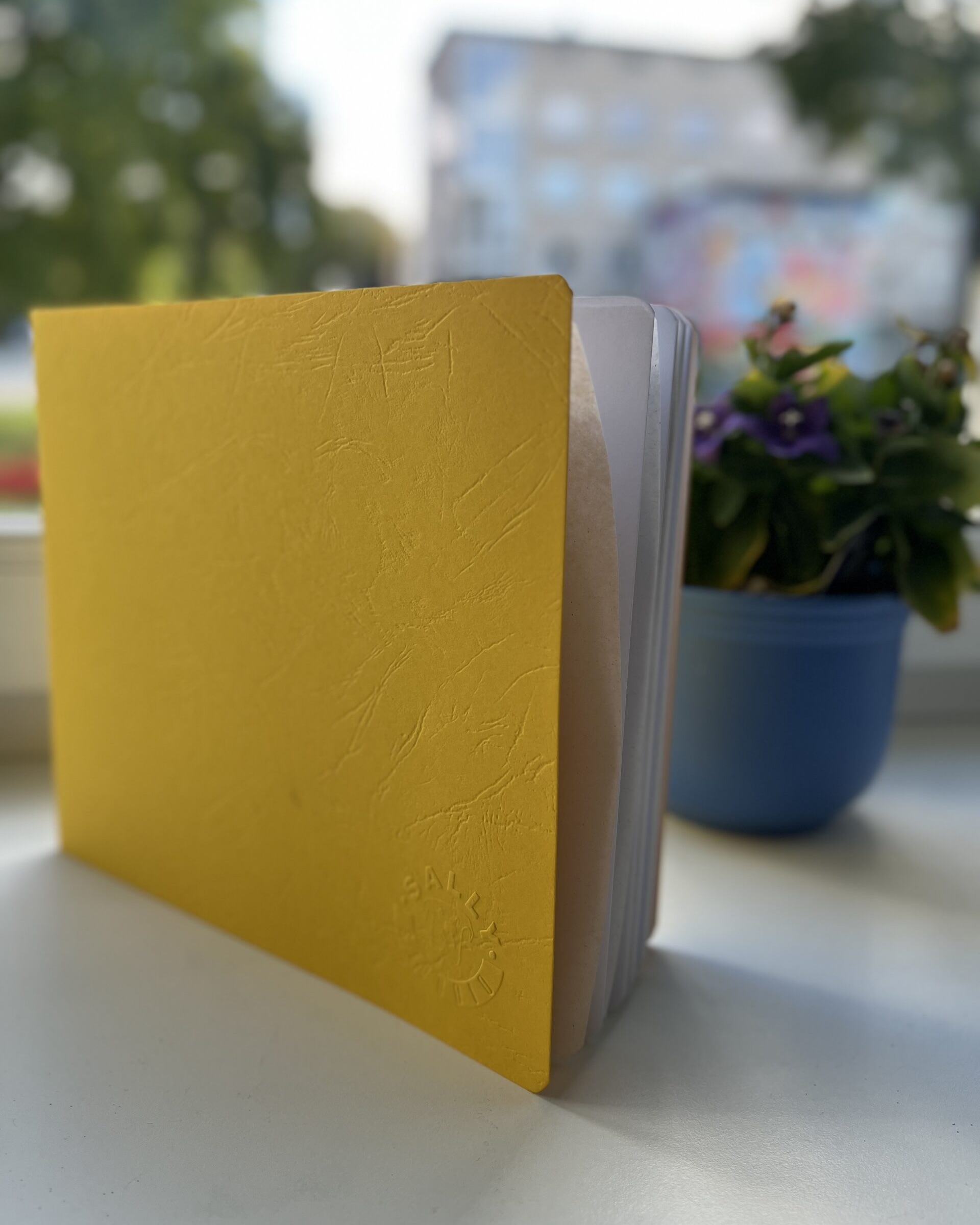 Kollaste kaante ja reljeeftempliga sally visandivihik