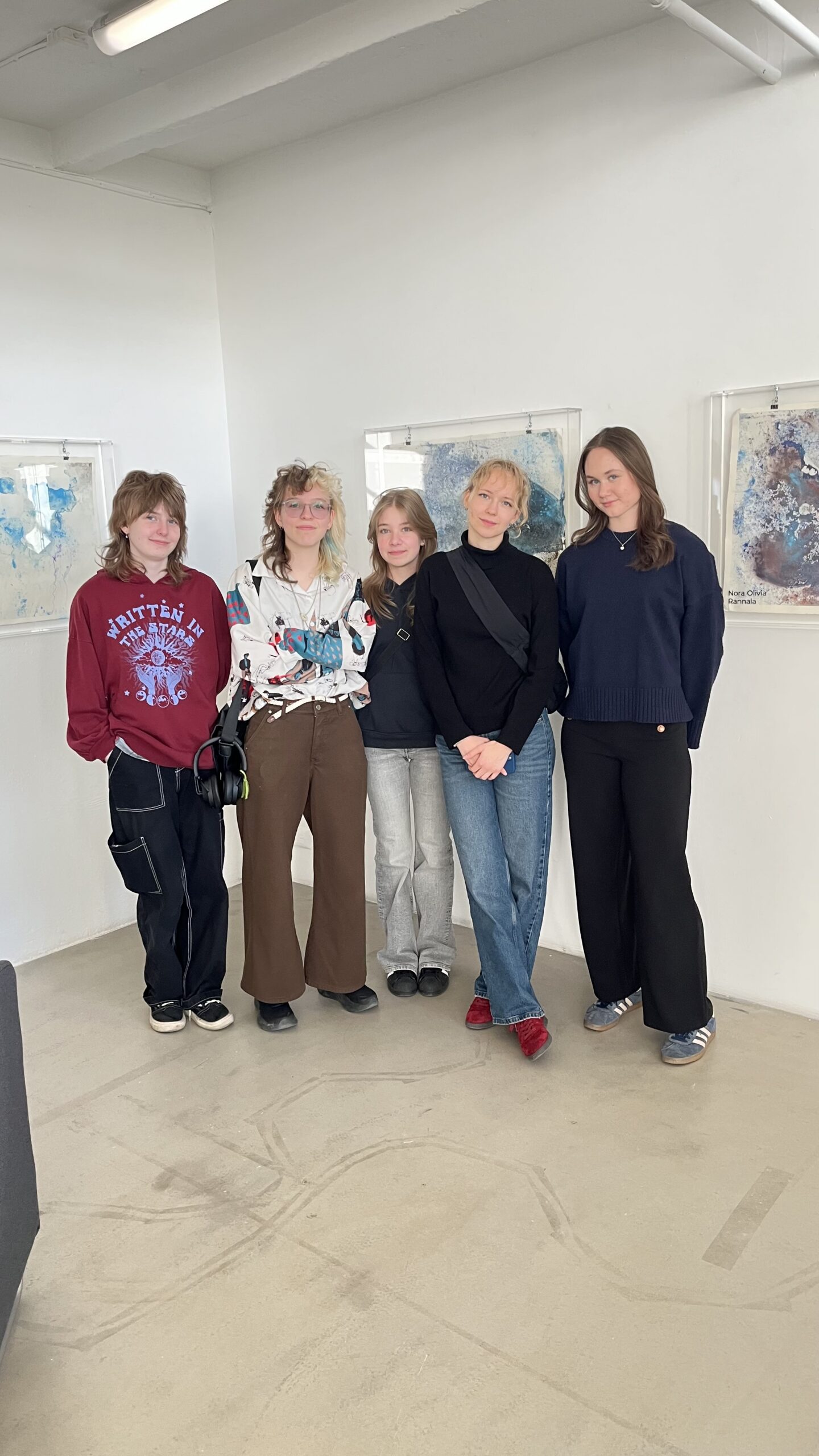 Maaliklassi noorte grupipilt näituse avamisel