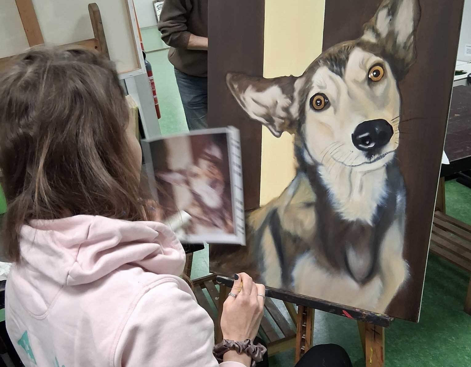 Fotorealistlikult koera maaliv õpilane