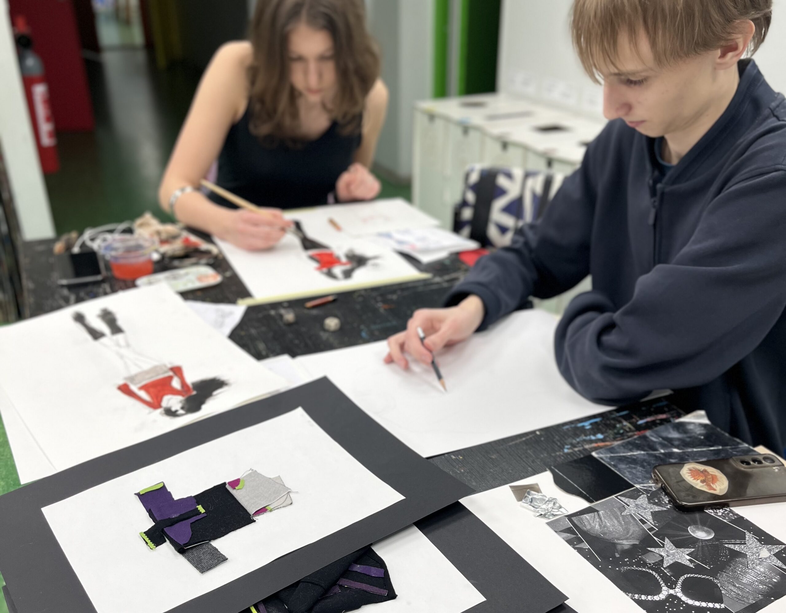 Moejoonistusega tegelevad noored