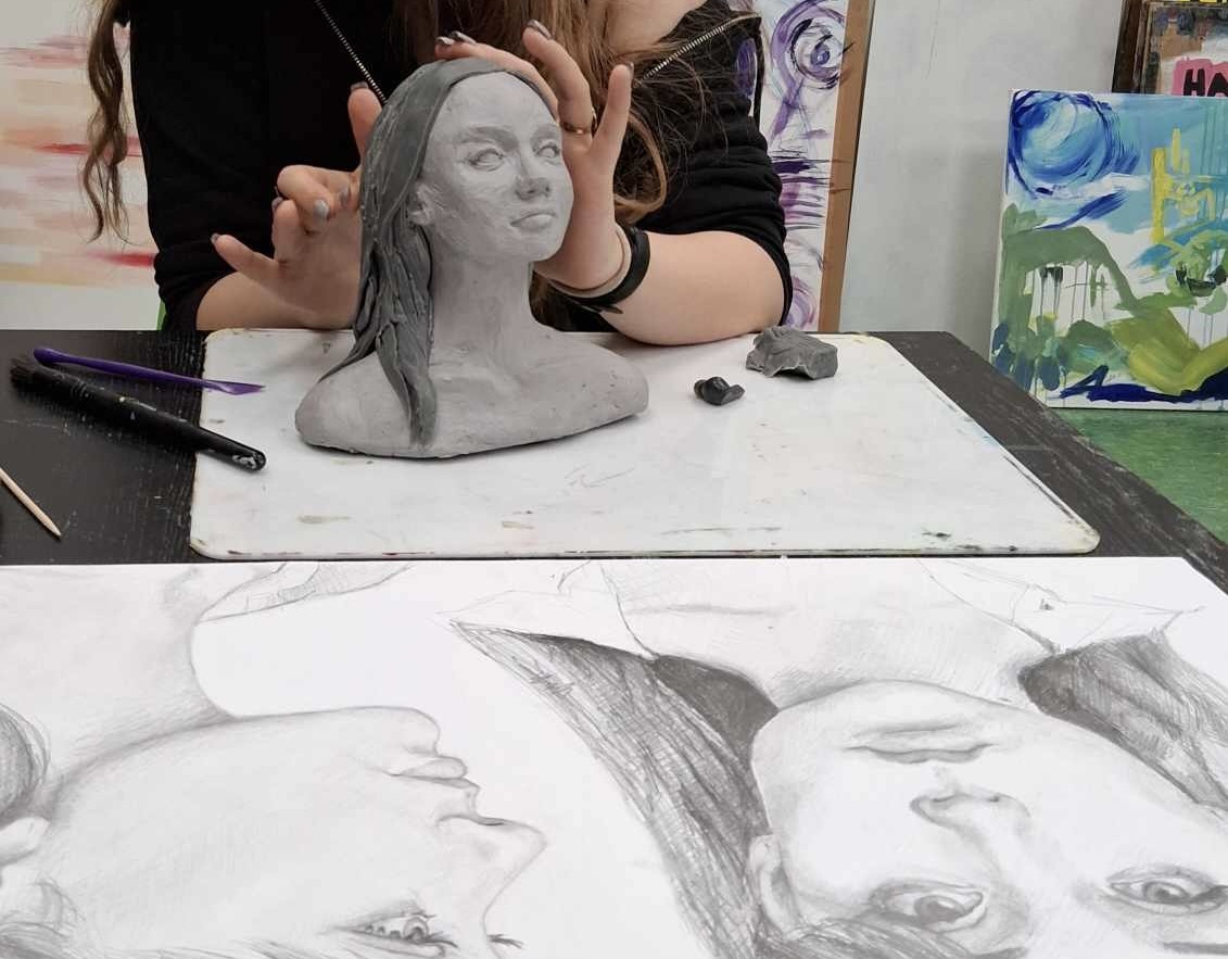 Portreed vooliv õpilane esiplaanil autoportree